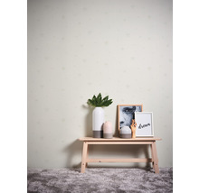 Scène décorative avec papier peint étoilé, table et accessoires d''intérieur