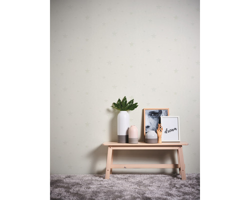 Dekorative Szene mit Sternentapete, Tisch und Wohnaccessoires