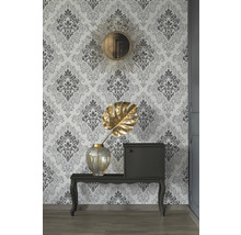 Dekoratives Zimmer mit gemusterter Tapete, Spiegel und Konsole mit Vase