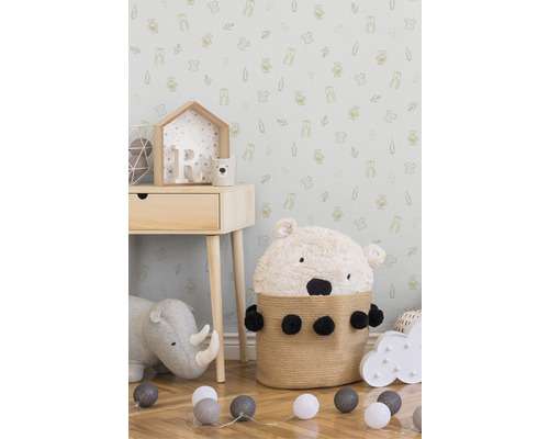 Chambre d''enfant avec table de chevet, panier de rangement ours, rhino en peluche et papier peint à motifs