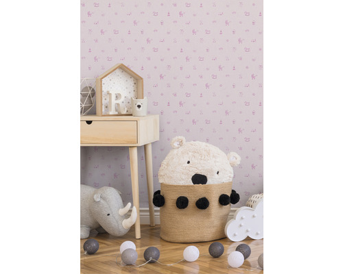 Kinderzimmer mit Kindertapete, Nachttisch und Spielzeug