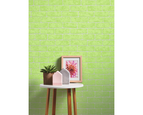 Papier peint brique verte dans un intérieur avec décoration de table