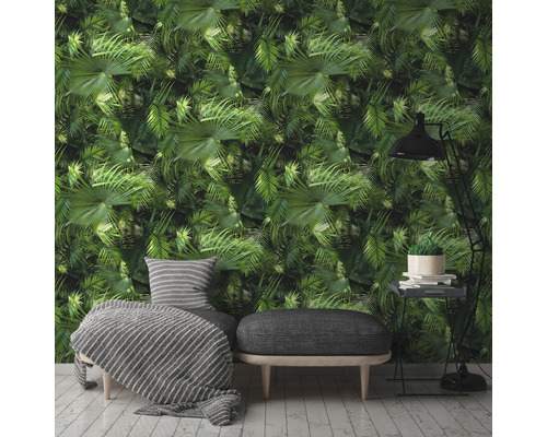 Salon avec papier peint décoratif à motif de plantes, canapé et lampadaire