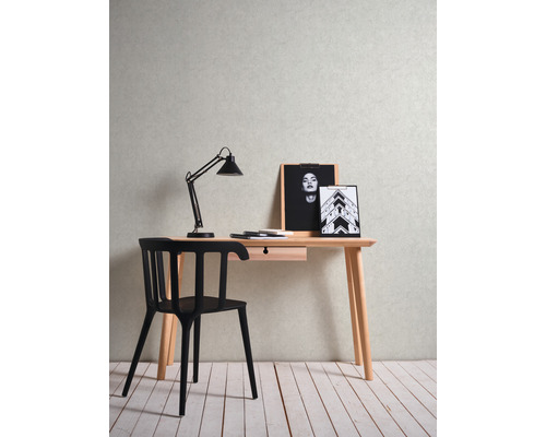 Schreibtisch mit Stuhl, Tischlampe und Dekoration im Arbeitszimmer