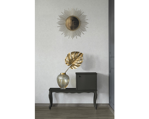 Dekoratives Interieur mit Spiegel, Möbeln und Vase mit Blatt