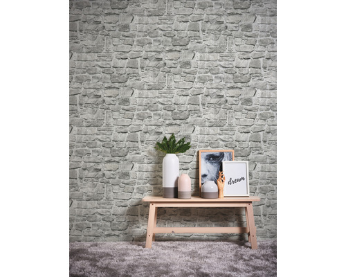 Intérieur avec papier peint imitation pierre, banc et décorations