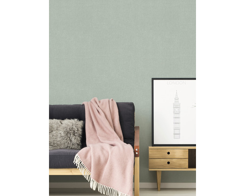 Wohnzimmer mit einem Sofa, einem Couchtisch und einer strukturierten Tapete