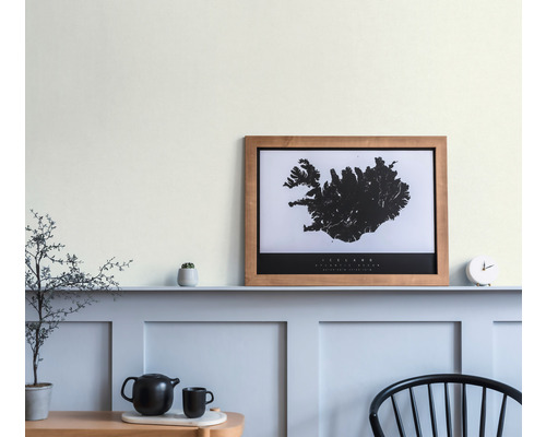 Wohnraum mit Wandgestaltung, gerahmtem Island-Poster und Dekorationen.