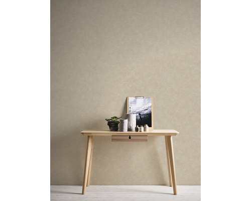 Dekorative Szene mit einem hellen Holztisch, Pflanze, Kerzen und einem Bild an der Wand