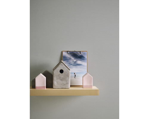 Étagère avec décorations de maison et une image sur un mur