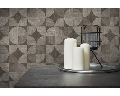 Mur décoratif avec motif de papier peint géométrique, bougies et photophore