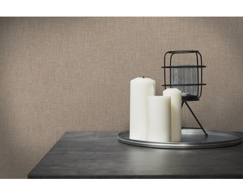 Gros plan d''un mur avec du papier peint textile, combiné à des bougies et un photophore