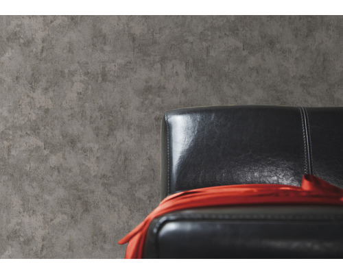 Papier peint imitation béton à côté d''un fauteuil en cuir noir