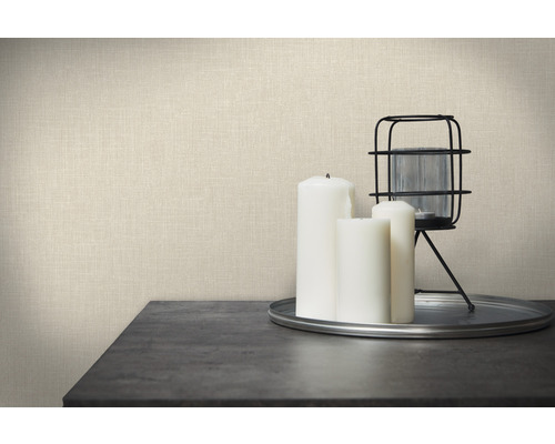 Papier peint décoratif avec texture de lin, combiné avec des bougies et un photophore sur une table.