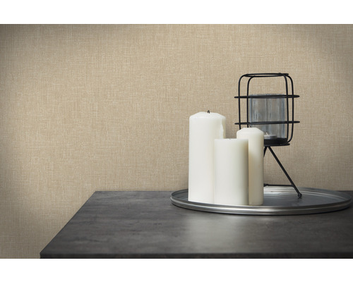 Gros plan d''un papier peint intissé beige dans un salon avec un chandelier