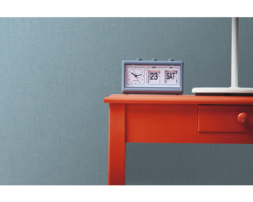 Table avec réveil à affichage à palettes et lampe