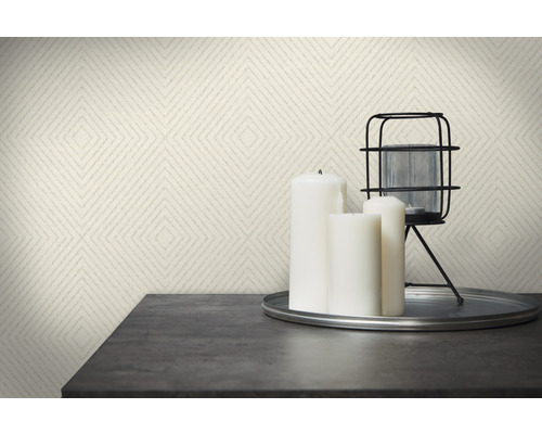 Vue d''une pièce avec du papier peint à motifs et des objets de décoration