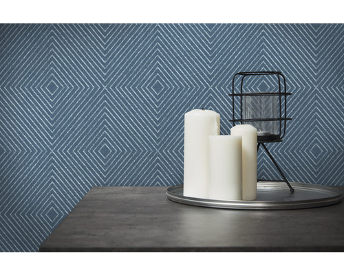 Papier peint décoratif avec motif géométrique en losange dans un intérieur