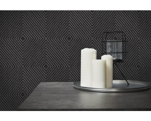 Intérieur avec papier peint géométrique, bougies et photophore