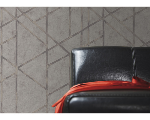 Tapete mit geometrischem Muster und Sessel