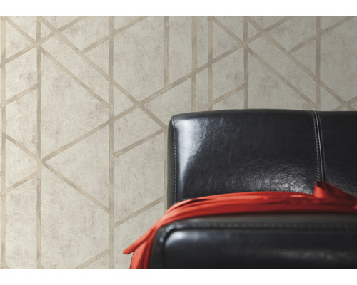 Papier peint à motif géométrique dans une pièce avec fauteuil