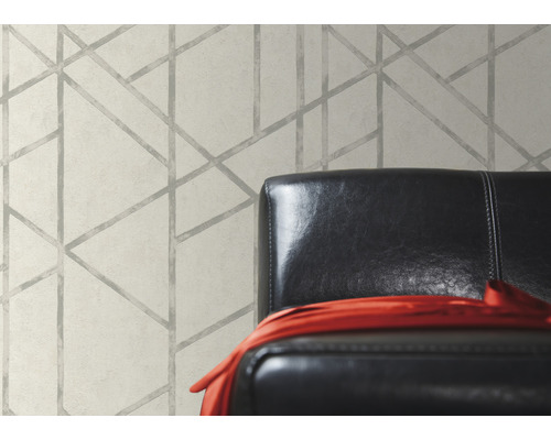 Papier peint à motif géométrique derrière un fauteuil