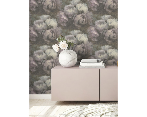 Vue d''ensemble d''une pièce avec papier peint à fleurs, buffet, vase à fleurs et livres