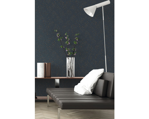 Wohnzimmer mit gemusterter Tapete, Sofa und Stehlampe