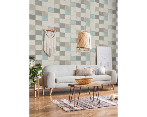 Wohnzimmer mit Sofa, Holztisch, Dekoration und Wandtapete im Fliesendesign