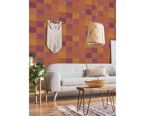 Salon avec canapé, table en bois, suspension, tapisserie murale et motif de carreaux sur le mur