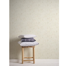 Szene mit Mustertapete, Hocker und Kissenstapel