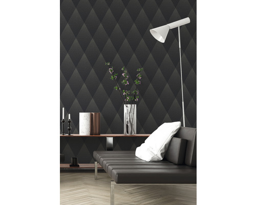 Pièce décorée avec du papier peint noir à motif graphique