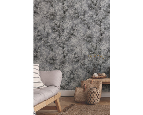 Salon avec papier peint arbre gris, canapé et décoration pour une ambiance cosy.