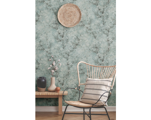 Pièce décorative avec papier peint à motifs, chaise en bois, table d''appoint et objets de décoration