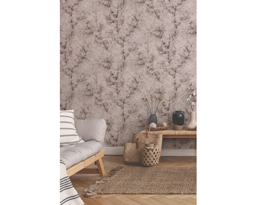 Wohnzimmer mit Sofa, Teppich und floral gemusterter Tapete