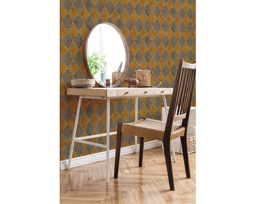 Mur peint avec papier peint à motifs derrière une table en bois avec miroir