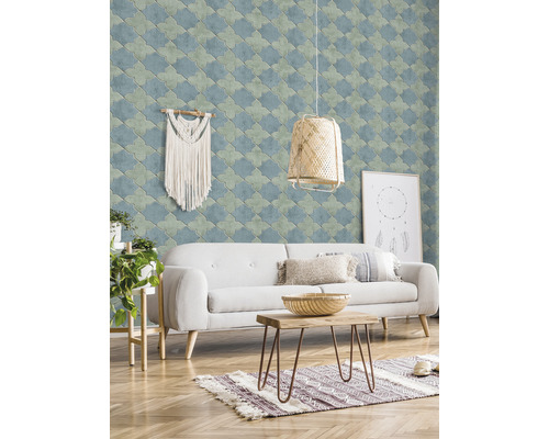 Salon avec papier peint à motifs, canapé et table en bois