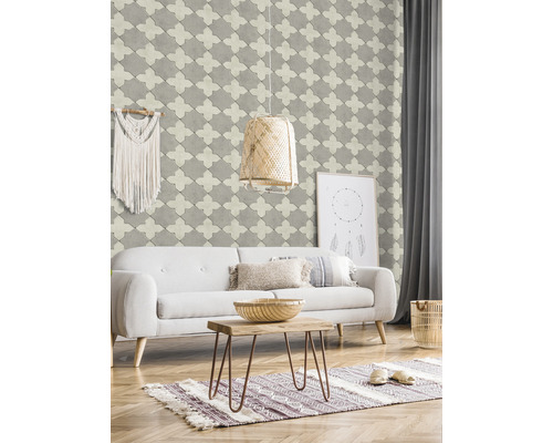 Salon avec canapé, table en bois et papier peint à motifs de style rétro