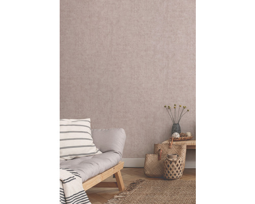 Scène avec un futon, des décorations et un papier peint texturé