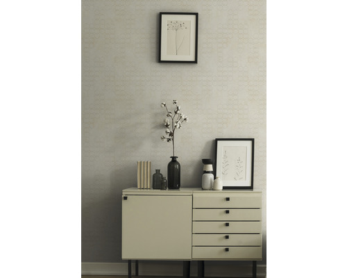 Ambiance décorative avec commode, vases, tableaux et papier peint à motifs