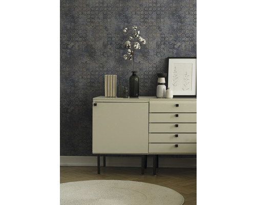 Ambiance d''habitation décorative avec commode, vases et papier peint à motifs