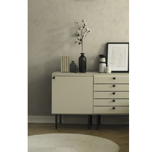 Objets de décoration sur un buffet dans le salon.
