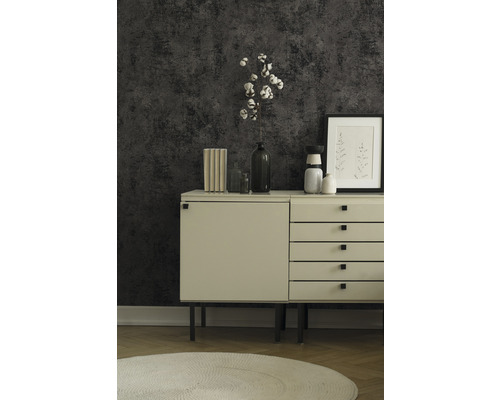 Einrichtungsidee mit Kommode, Dekoration und gemusterter Tapete für ein stilvolles Wohnambiente.