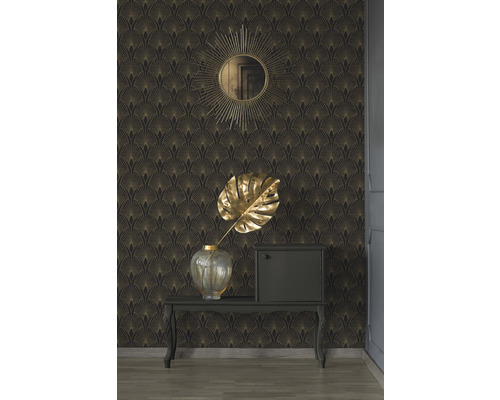 Pièce avec papier peint de style Art déco, miroir, table et décoration