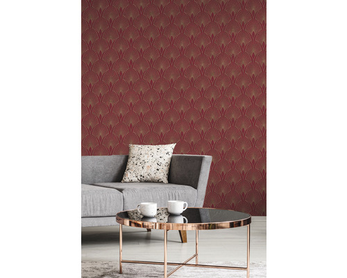 Salon avec papier peint Art déco, canapé et table