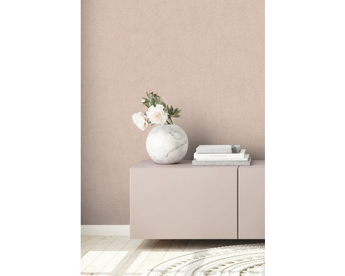 Papier peint clair aspect textile dans une pièce avec commode, décoration et tapis.
