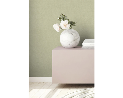 Nahaufnahme einer grünen Struktur Tapete mit einer Marmorvase und Bücher auf einem Schrank