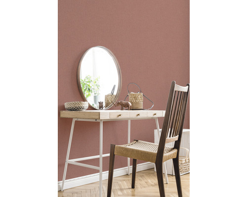 Intérieur avec coiffeuse, chaise et miroir devant un mur avec un papier peint textile