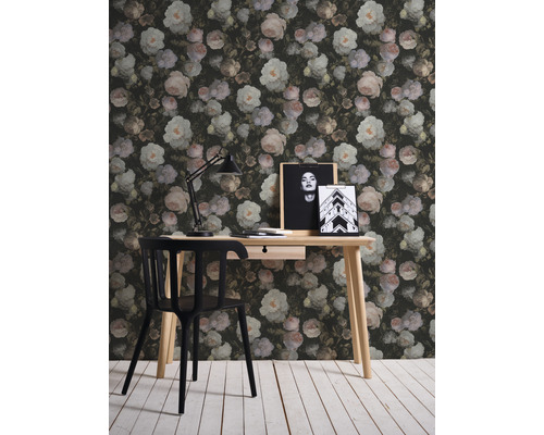 Pièce décorative avec un papier peint photo à motif floral, un bureau et une chaise.