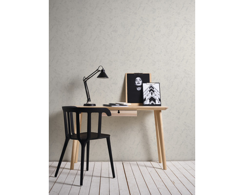 Schreibtisch mit Stuhl, Schreibtischlampe und Dekoration